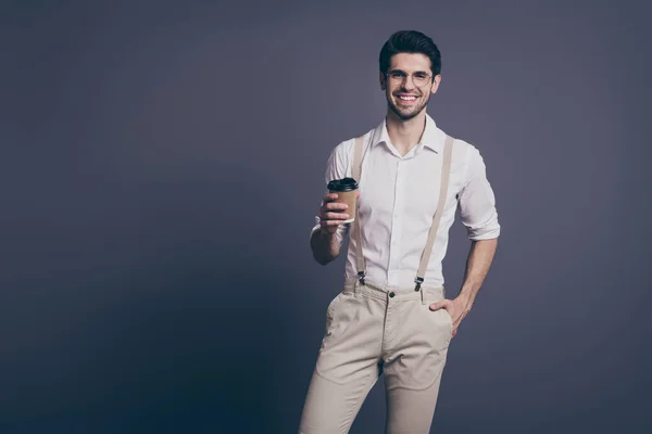 Foto de atractivo exitoso hombre de negocios líder bebiendo café caliente para llevar pequeño descanso vestido formalwear camisa beige tirantes pantalones especificaciones aislado gris color fondo — Foto de Stock