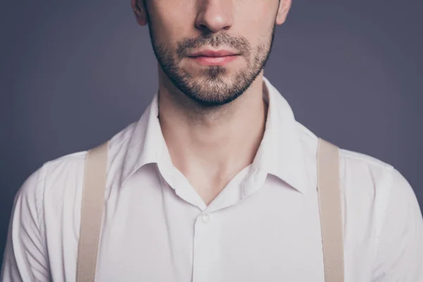 Foto recortada de hombre de negocios macho aspecto encantador ocultar media cara que muestra la barba perfecta vestida formalwear camisa blanca tirantes beige aislado fondo de color gris — Foto de Stock