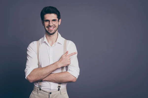 Foto de macho hombre de negocios encantadora apariencia jefe indicando dedo vacío espacio vestido formalwear camisa blanca beige tirantes especificaciones aislado gris color fondo — Foto de Stock