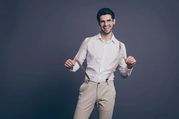 Portret van zijn hij mooie aantrekkelijke professionele imposante vrolijke positieve brunet guy trekken bretels hebben plezier geïsoleerd op grijs pastel kleur achtergrond — Stockfoto