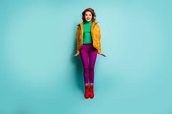 Teljes hosszúságú fotó vicces gyönyörű hölgy ugrás magas jó idő szezon nap viselet sárga kabát bíbor nadrág zöld garbó piros cipő elszigetelt varangy szín háttér — Stock Fotó