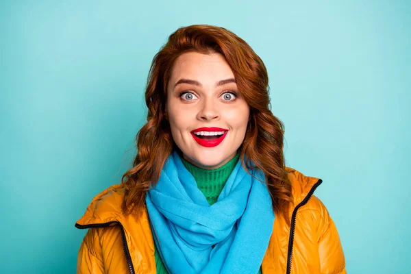 Uau. Closeup foto de senhora muito engraçada boca aberta ouvir inacreditável boa notícia desgaste amarelo sobretudo azul cachecol verde gola alta isolado cor teal fundo — Fotografia de Stock