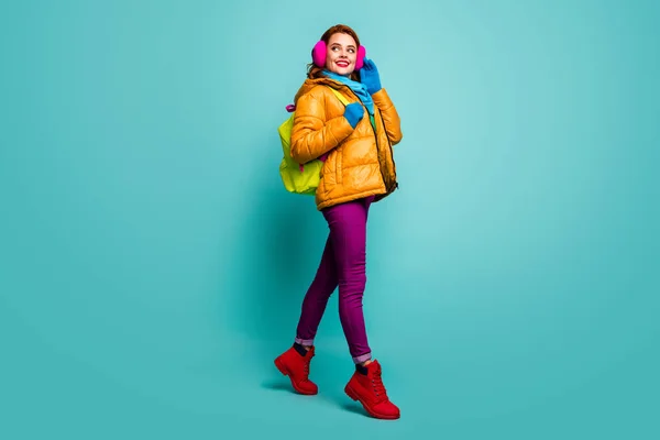 Πλήρες μέγεθος φωτογραφία του χαρούμενα ονειρική γυναίκα πάει βόλτα διαλέξεις χειμώνα κρατήσει τσάντα φορούν κίτρινο ροζ μωβ κόκκινο πράσινο πουλόβερ στολή απομονώνονται πάνω από teal φόντο χρώμα — Φωτογραφία Αρχείου