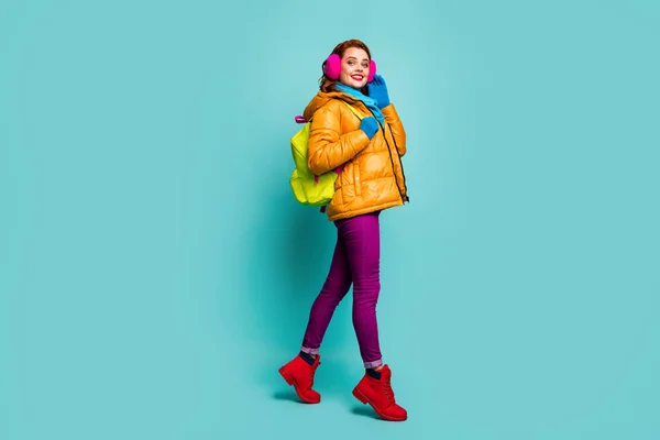 正の陽気な感情のフル長さのプロフィール側の写真女性が行く歩くコースは、ターコイズ色の色の背景に隔離された黄色の紫の青の緑のジャンパー赤のトレンディーなブーツを着用 — ストック写真