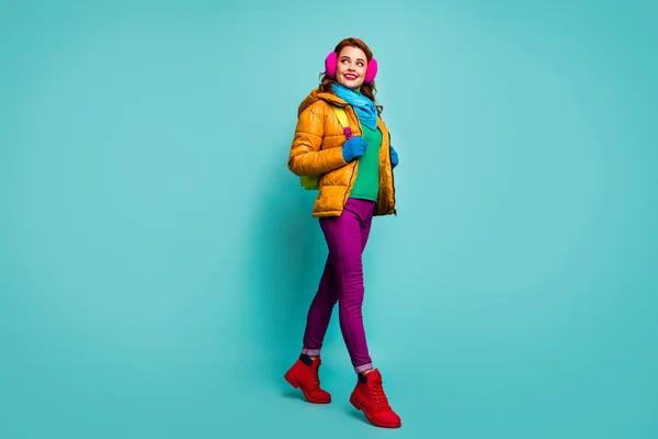 Πλήρης φωτογραφία μεγέθους της όμορφης χαριτωμένης φοιτήτρια κολέγιο πάει τα πόδια κρατήστε φωτεινό σακίδιο φαίνονται καλά φορούν πράσινο άλτης κόκκινο μπλε υποδήματα απομονώνονται πάνω από teal φόντο χρώμα — Φωτογραφία Αρχείου