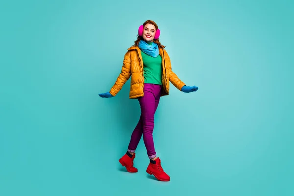 Full size φωτογραφία του γοητευτικό χαριτωμένο γυναίκα έχουν τη διασκέδαση χειμώνα φθινόπωρο ανάπαυσης χαλαρώστε πηγαίνετε με τα πόδια Απολαύστε φορούν casual ρούχα στυλ εποχής μπλε στολή απομονωμένη πάνω από τυρκουάζ φόντο χρώμα — Φωτογραφία Αρχείου
