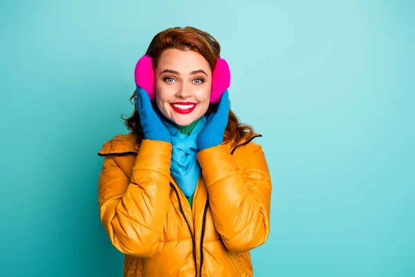 Porträtt av charmiga söta flickaktig kvinna röra hennes varma mjuka örat täcker njuta vintern höst vila koppla av slitage casual street blå rosa stil outfit isolerad pastell färg bakgrund — Stockfoto