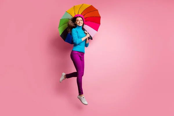 Полноразмерное фото веселой девушки, прыгающей, сияющей, наслаждающейся осенним свободным временем, и довольствующейся эмоциями, надевающей красивый наряд на фоне розового цвета — стоковое фото
