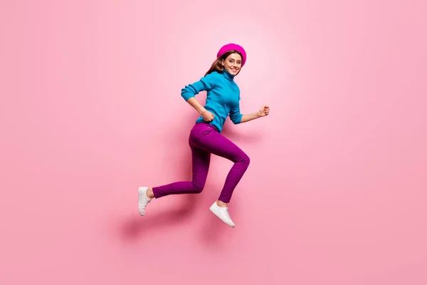 Perfil de comprimento total lateral foto de menina alegre menina pular corrida quer comprar barganha desgaste boa aparência roupas isoladas sobre cor pastel rosa fundo — Fotografia de Stock