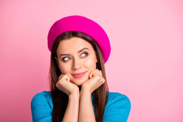 Nahaufnahme Porträt von ihr sie schön attraktiv schön verträumt winsome niedlich liebenswert braunhaarige fröhliche Mädchen denken fantasierend isoliert über rosa Pastellfarbe Hintergrund — Stockfoto