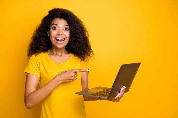 Close-up portret jej ona ładny atrakcyjny piękny zadowolony wesoły wesoły faliste włosy dziewczyna gospodarstwa w rękach demonstrujące cyfrowy laptop izolowane na jasny żywy połysk żywy żółty kolor tła — Zdjęcie stockowe