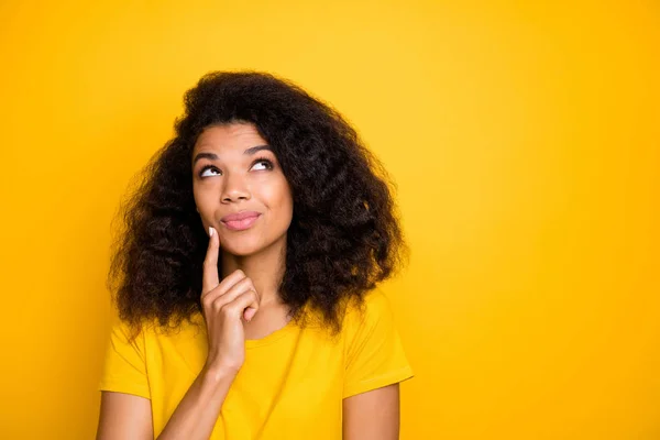 Foto close-up-up-nya dia bagus menarik ceria ceria ceria penasaran gadis berambut bergelombang berpikir terisolasi atas terang cerah bersinar latar belakang warna kuning bersemangat — Stok Foto