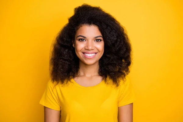 Retrato de cerca de ella ella atractiva atractiva encantadora alegre alegre chica de pelo ondulado sonriendo aislado sobre brillante brillo vivo vibrante color amarillo fondo —  Fotos de Stock