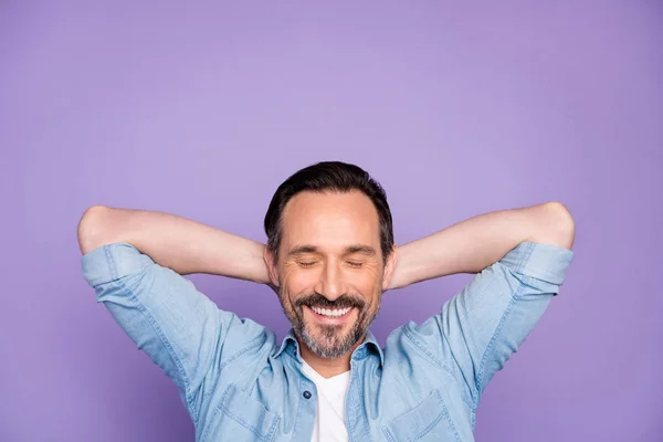 Topo acima de ângulo alto vista foto do homem tranquilo positivo ter relaxar dormir dormir sentir emoções alegres usar roupa moderna isolado sobre fundo cor violeta — Fotografia de Stock