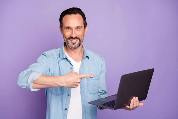 Kijk naar zwarte vrijdag kortingen. Positief vertrouwen man promotor gebruik computer zoeken advertenties punt vinger suggereren volgen abonneren delen repost dragen stijlvolle kleding geïsoleerde violet kleur achtergrond — Stockfoto