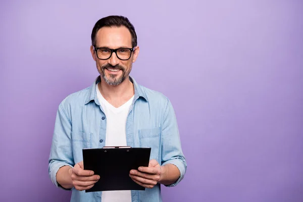 Portrait of cheerful smart man hold clip board ready to have meeting appointment to write tips wear good looking outfit isolated over violet color background — Stockfoto