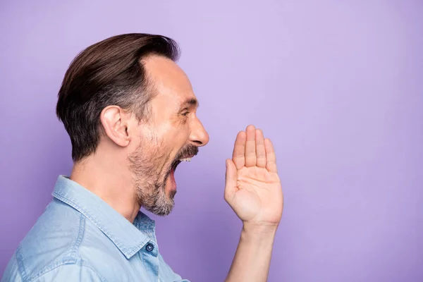 Profile side photo of crazy man hear wonderful promo message scream share advertisement information hold hand mouth wear casual style outfit isolated over purple color background — ストック写真