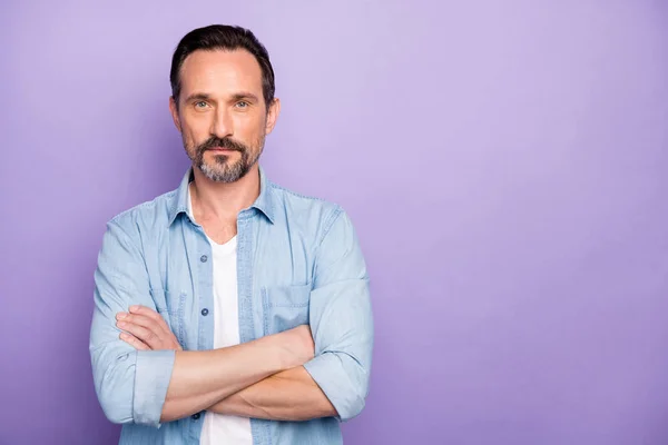 Portrait de travailleur masculin les mains croisées se sentent indépendants prêt à résoudre les problèmes porter des vêtements élégants isolés sur fond de couleur violette — Photo