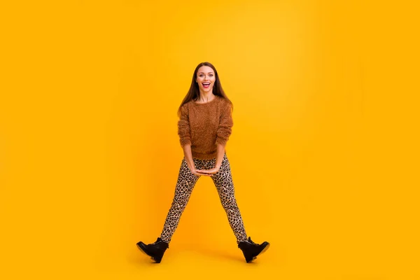 Full length photo of crazy funky lady jumping up high party χαρούμενη διάθεση Σαββατοκύριακο χαρά αστεία θέση φορούν χνουδωτά παπούτσια λεοπάρδαλη πουλόβερ παντελόνι απομονωμένο κίτρινο χρώμα φόντο — Φωτογραφία Αρχείου
