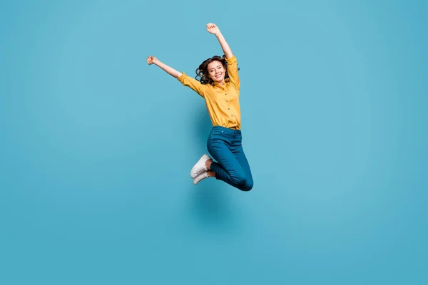 Pleine longueur la taille du corps vue de agréable attrayant insouciant insouciant joyeux gai ondulé fille aux cheveux sautant mains levées isolées sur brillant vif éclat vibrant vert bleu turquoise fond de couleur — Photo