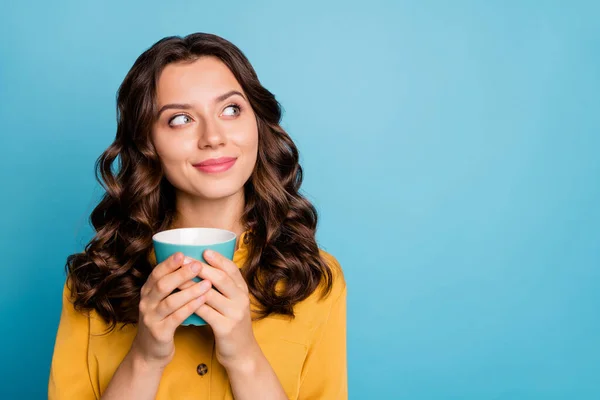 Primer plano retrato de ella ella agradable atractivo alegre soñador curioso femenino ondulado de pelo chica sosteniendo en las manos bebiendo café con leche aislado en bight brillo vivo vibrante verde azul turquesa color de fondo — Foto de Stock