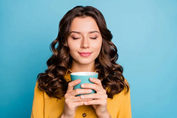 Primer plano retrato de ella ella agradable atractiva alegre alegre soñadora calma ondulada de pelo chica sosteniendo en las manos taza de café con leche aislado sobre el brillo vivo bight vibrante verde azul turquesa color fondo — Foto de Stock