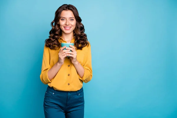 Retrato de ella ella agradable atractivo lindo encantador alegre alegre alegre chica de pelo ondulado beber leche caliente aislado sobre brillante brillo vivo vibrante verde azul turquesa color fondo — Foto de Stock