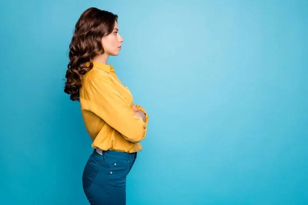 Profile photo of amazing curly business lady hold hands crossed seriously looking colleagues dislike coming work late wear yellow shirt trousers isolated blue color background — 图库照片
