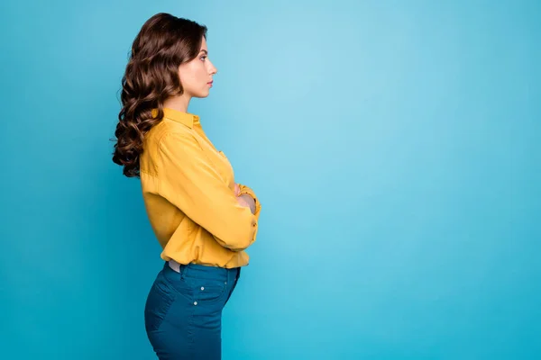 Photo de profil de étonnante dame d'affaires bouclée tenir les mains croisées sérieusement collègues qui détestent venir travailler tard porter pantalon chemise jaune isolé fond de couleur bleue — Photo