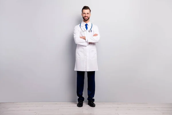 Full length body size view of nice attractive cheerful cheery doc psychiatrist treatment therapy center assistant intern folded arms isolated on light white gray pastel color background — 스톡 사진