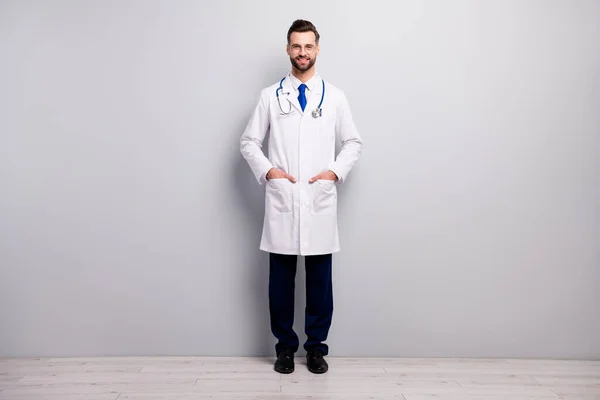 Full length body size view of his he nice attractive cheerful cheery professional doc excellent expert EHBO service hand in hand in zakken geïsoleerd op licht wit grijs pastel kleur achtergrond — Stockfoto