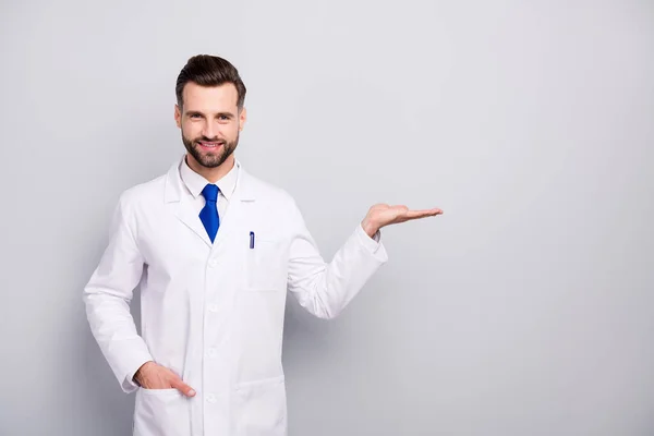 Retrato dele ele agradável atraente alegre médico biólogo segurando em palma cópia vazio espaço em branco nova solução isolada em luz branco cinza pastel cor fundo — Fotografia de Stock