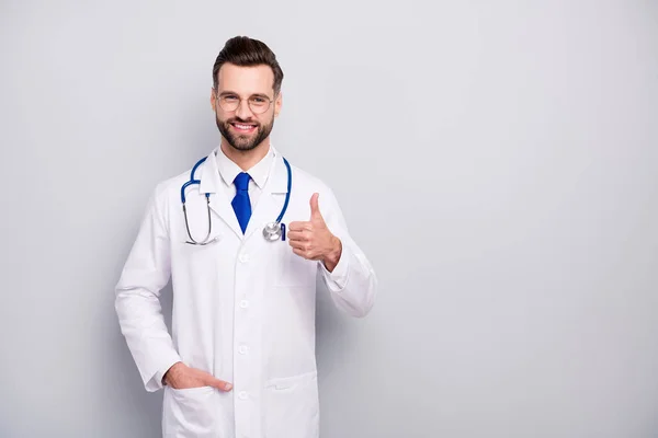 Retrato de su agradable atractivo confiado alegre alegre alegre barbudo empleado mostrando pulgar publicidad oportunidad de carrera aislado en blanco claro gris pastel color fondo —  Fotos de Stock