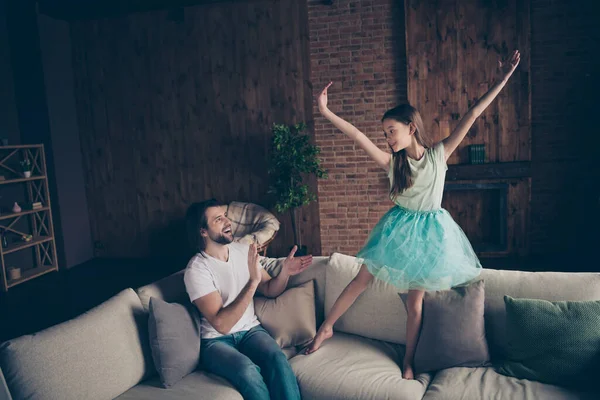 Foto de la señorita bonita energética emocionado guapo papá viendo hija escuela danza rendimiento sentado sofá aplaudiendo brazos ovación casa habitación interior — Foto de Stock