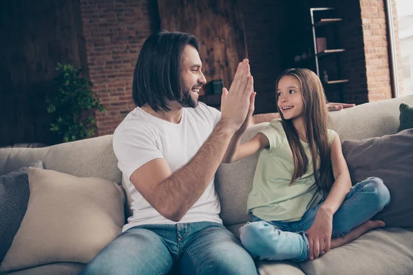 Bien hecho. Foto de perfil de la señorita divertida emocionado guapo papá sentarse acogedor sofá buen humor regocijo equipo trabajo aplaudiendo brazos hizo un gran trabajo juntos habitación de la casa en el interior — Foto de Stock