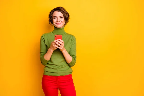 Portret pozytywnej wesołej dziewczyny korzystać telefon komórkowy tekst typ sieci społecznościowej wiadomości czat nosić dobrze wyglądające ubrania odizolowane na żółtym tle kolor — Zdjęcie stockowe
