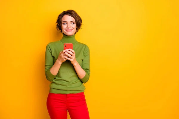 Portré a positi8ve bájos ravasz lány használ okostelefon megjelenés jó másolótér terv magyarázat kopás zöld piros ruhát elszigetelt felett ragyog színes háttér — Stock Fotó