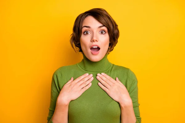 Ты это серьезно? Крупный план фото смешной дамы хорошее настроение слушать позитивные новости открытые рты руки на груди носить случайный зеленый водолазка теплый свитер изолированный желтый цвет фона — стоковое фото