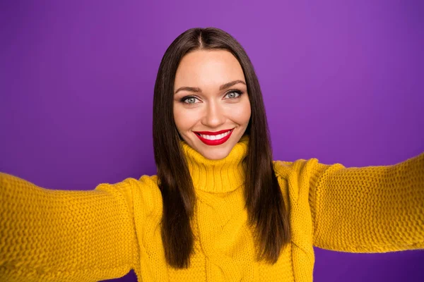 Auto photo de gai positif jolie charmante femme souriante prenant dentellement selfie tout en ayant plaisir à se détendre isolé fond de couleur violet vif — Photo