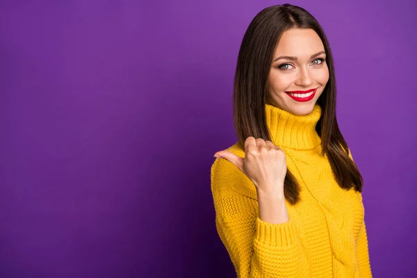 Girato foto di allegro positivo carino bella ragazza che punta nello spazio vuoto con pollice sorriso denti isolato vivido colore viola sfondo — Foto Stock