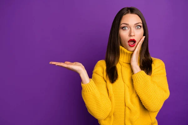 Foto de mujer en estupor sosteniendo nueva solución a su problema que le ofrece nueva información aislado color púrpura vivo fondo —  Fotos de Stock