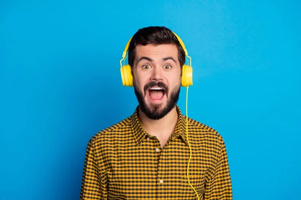 Portret van enthousiaste man luisteren radio muziek vinden zijn favoriete soundtrack hit onder de indruk schreeuw wow omg dragen moderne kleding geïsoleerd over heldere kleur achtergrond — Stockfoto