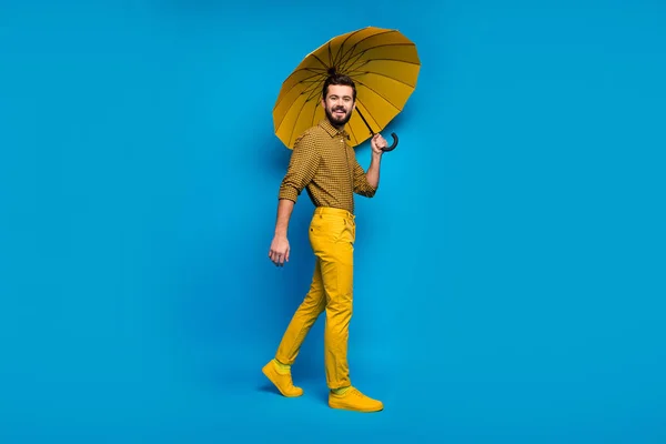 Foto de comprimento total de cara alegre desfrutar de tempo de lazer primavera segurar brilho guarda-sol colorido usar roupas de boa aparência calçado isolado sobre fundo de cor azul — Fotografia de Stock