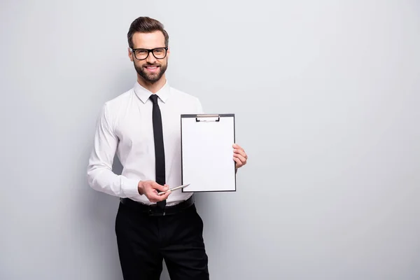 Retrato de confianza fresco cuello ejecutivo hombre sujetar portapapeles mostrar su trabajo punto de inicio pluma papel desgaste camisa blanca pantalones negros aislados sobre fondo de color gris —  Fotos de Stock