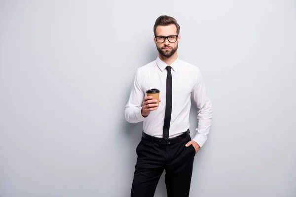 Retrato de confiante legal freelancer representante homem resto relaxar depois de reunião de negócios realizar espresso copo de papelão desgaste branco boa aparência roupas isoladas sobre fundo de cor cinza — Fotografia de Stock