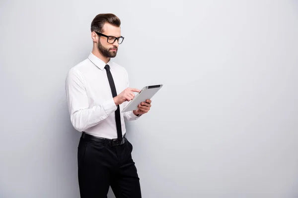 Portret skoncentrowanego prawnika wykonawczego użyj tabletu start-up news warsztaty czytaj dokumenty firmowe noś białe czarne spodnie odizolowane na szarym tle — Zdjęcie stockowe