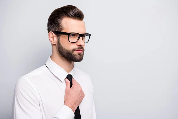 Närbild foto av stilig ung macho affärsman förbereder för företagsmöte fastställande elegant svart slips slitage specifikationer vitt kontor skjorta svart isolerad grå färg bakgrund — Stockfoto