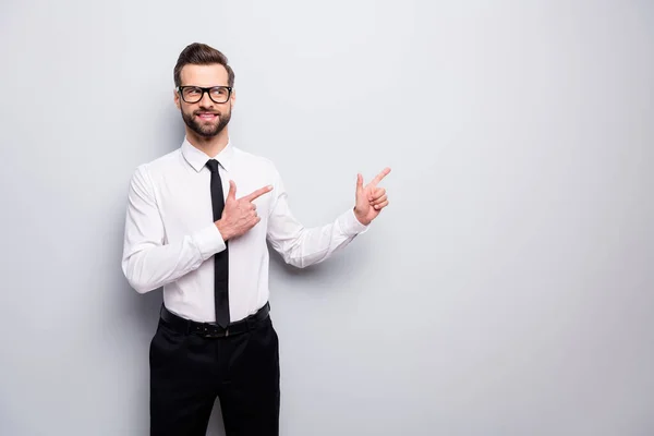 Bild av attraktiva affärsman professionell ange fingrar ser intresserad tomt utrymme råda nyhet slitage specs skjorta byxor slips isolerad grå färg bakgrund — Stockfoto