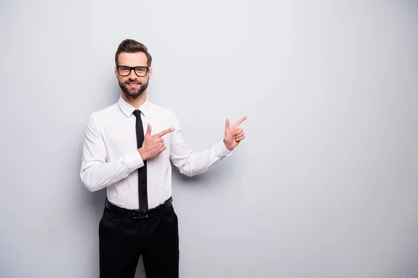 Foto de hombre de negocios guapo profesional que indica los dedos espacio vacío que aconseja precio bajo producto desgaste especificaciones camisa pantalones corbata aislado color gris fondo —  Fotos de Stock