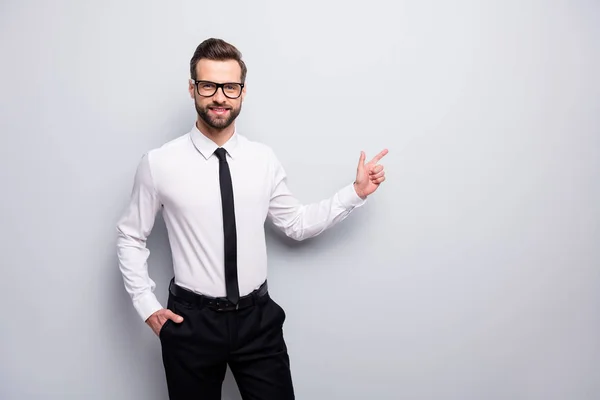 Foto van knappe macho zakenman lachende vriendelijke agent aangeeft vinger lege ruimte adviseren lage winkelprijs slijtage specs kantoor shirt broek das geïsoleerde grijze kleur achtergrond — Stockfoto